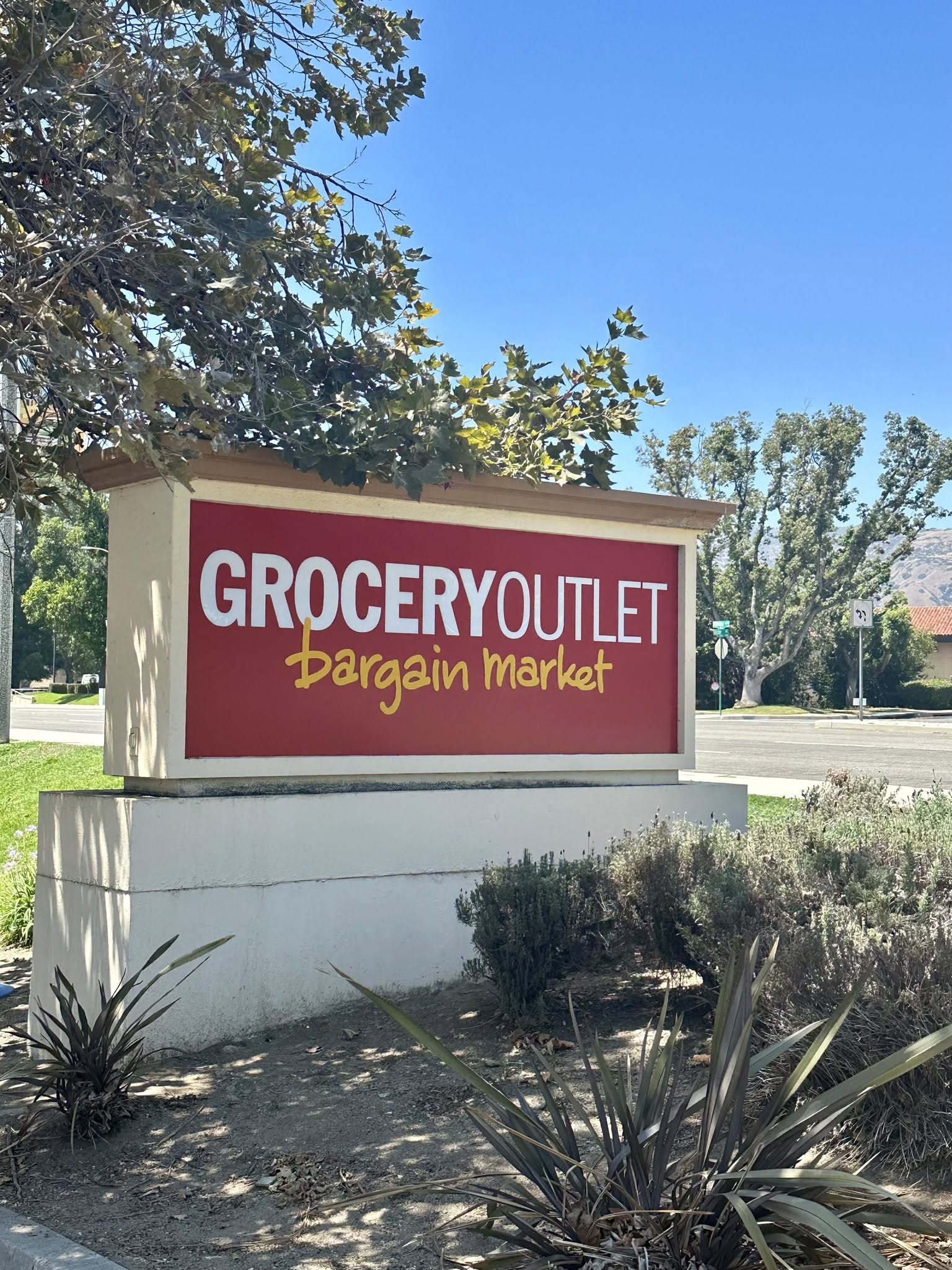 Grocery Outlet Bargain Market Sign